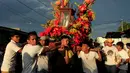 Patung dari Santo Domingo diarak oleh warga untuk perayaan menghormati santo pelindung Managua, Santo Domingo de Guzman Managua , Nikaragua, (9/8).Warga akan saling berbagi makanan selama perayaan ini. (REUTERS / Oswaldo Rivas)