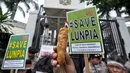 Makanan khas Kota Semarang, Lumpia, di perlihatkan dalam aksinya, Jakarta, Senin, (20/2/2015). Aktivis Semarang menggelar aksi memprotes makanan khas Kota Semarang Lumpia yang mengklaim sebagai produk negeri Malaysia. (Liputan6.com/Faizal Fanani)