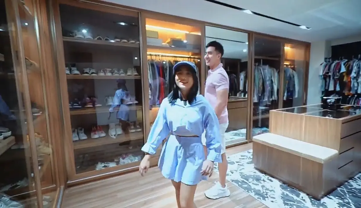 <p>Verrell Bramasta juga memperlihatkan walk in closet di rumah mewahnya. Di ruangan tersebut terlihat berbagai macam pakaian dan sepatu branded. [Foto: youtube/Fuji An]</p>