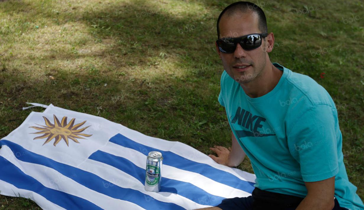 Adapula Pablo yang merupakan warga Uruguay yang sengaja datang untuk menyaksikan laga bersejarah antara Prancis melawan Portugal. (Bola.com/Vitalis Yogi Trisna)