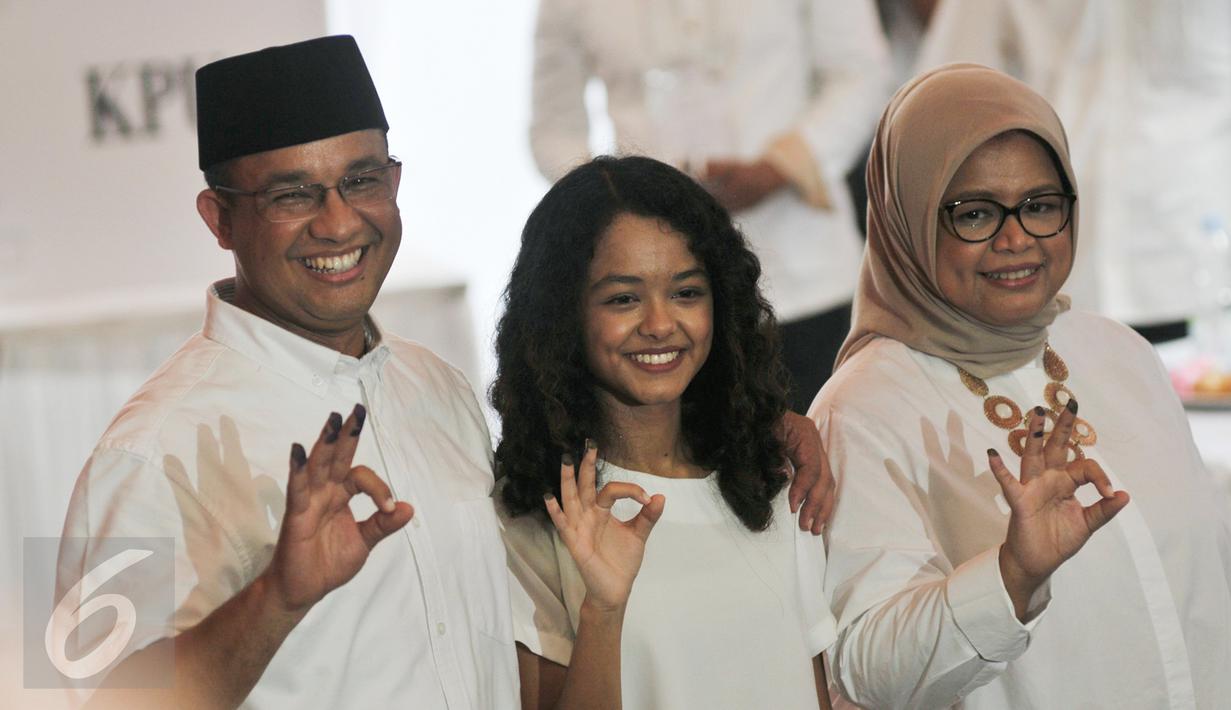 Anies Baswedan bersama istri dan anaknya meberikan salam usai menggunakan hak pilihnya di TPS 28 Cilandak, Jakarta Selatan, Rabu (19/4). Di TPS ini Anies memberikan hak suaranya dalam Pilkada DKI putaran kedua. (Liputan6.com/Yoppy Renato)