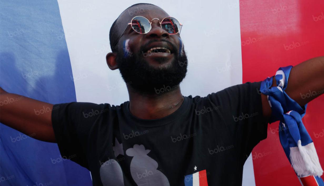 Pesta pendukung Prancis akhirnya terjadi pada akhir babak pertama berkat gol Antoine Griezmann ke gawang Jerman. (Bola.com/Vitalis Yogi Trisna)