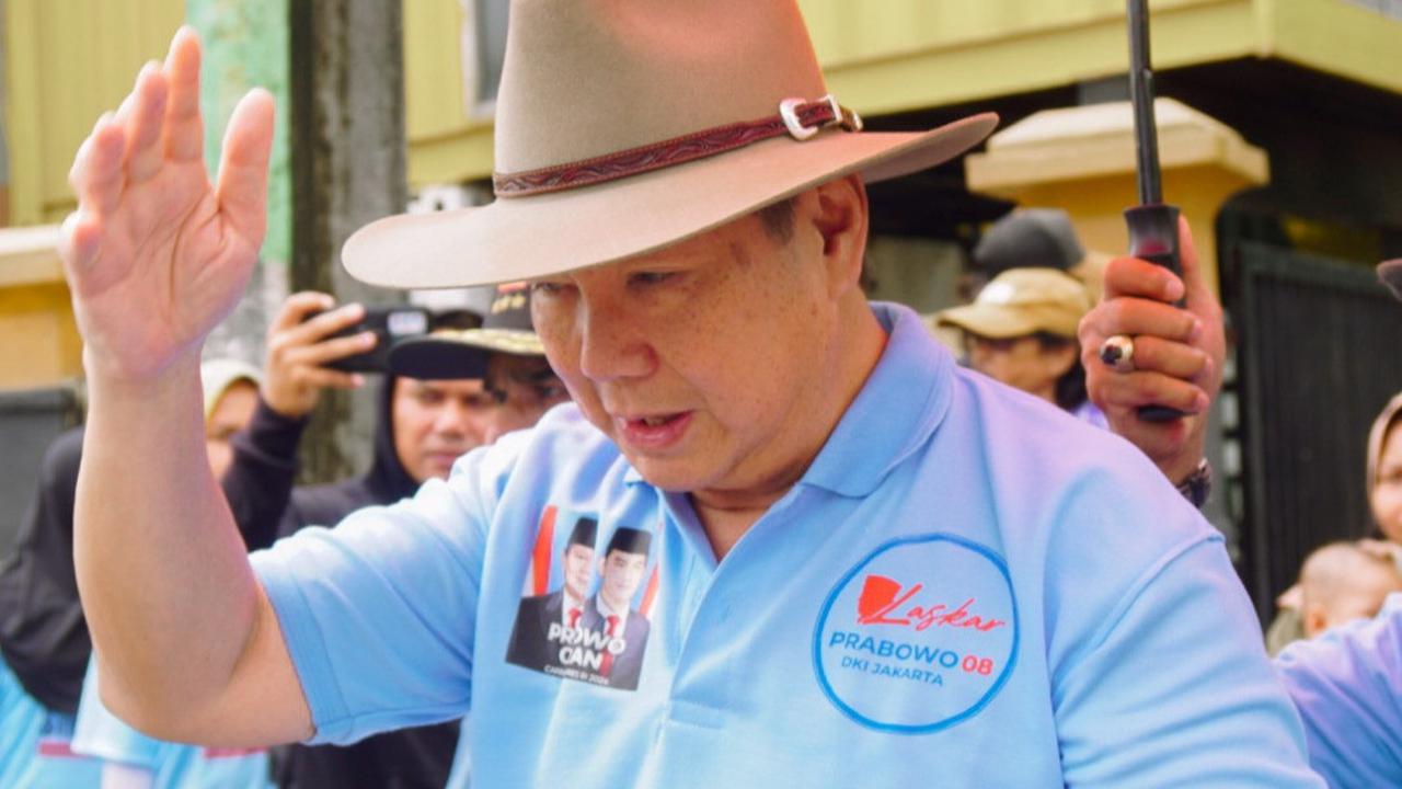 Presidium Relawan Prabowo Subianto (PRPS) dan adik kandung calon presiden (capres) nomor urut 02 Prabowo Subianto, Hashim Djojohadikusumo menyambangi Desa Pantai Bahagia, Kecamatan Muara Gembong, Kabupaten Bekasi, Jawa Barat pada Rabu 17 Januari 2024.