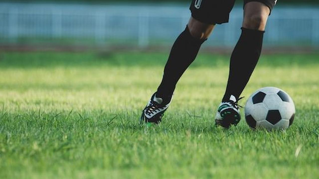 Akmal Marhali mendukung PSSI dan PT LIB menunda Liga 2 Indonesia jika masih ada klub yang belum membayar gaji pemain atau sekalian mendepak dari kompetisi dan memberi status pailit pada klub-klub yang bermasalah.