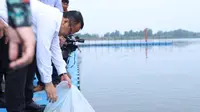 Menteri Kelautan dan Perikanan Edhy Prabowo melakukan restocking 50.000 ekor ikan nilem ke Waduk GOR Jakabaring. (Foto: KKP)