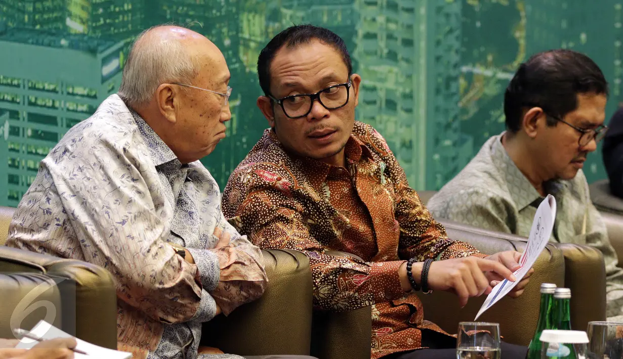 Staf Ahli Wakil Presiden RI, Sofjan Wanandi berbincang dengan Menaker Hanif Dhakiri saat diskusi PKB, Jakarta, Senin (23/1). Diskusi bertema "Om Toleran Om" membahas SARA, Radikalisme dan Prospek Ekonomi Indonesia 2017. (Liputan6.com/Johan Tallo)