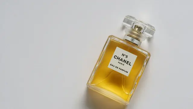 Menggosok atau Menepuk Parfum