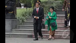 Presiden Joko Widodo (kiri) dan Ibu Negara Ny. Iriana Joko Widodo berjalan menuju pesawat kepresidenan, Jakarta, Kamis (5/2/2015 Presiden Joko Widodo melakukan kunjungan kenegaraan ke ASEAN. (Liputan6.com/Faizal Fanani)