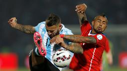 Duel pemain kedua tim. (AP Photo/Luis Hidalgo)