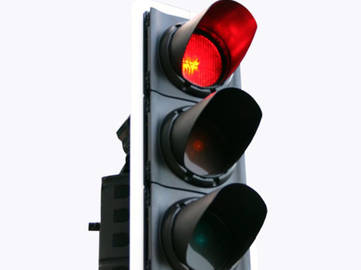 saya-melintas-simpang-semasa-lampu-isyarat-sedang-merah-wanda-fraser