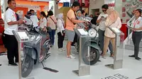Pengunjung memadati booth motor Honda di gelaran Jakarta Fair 2023. (ist)