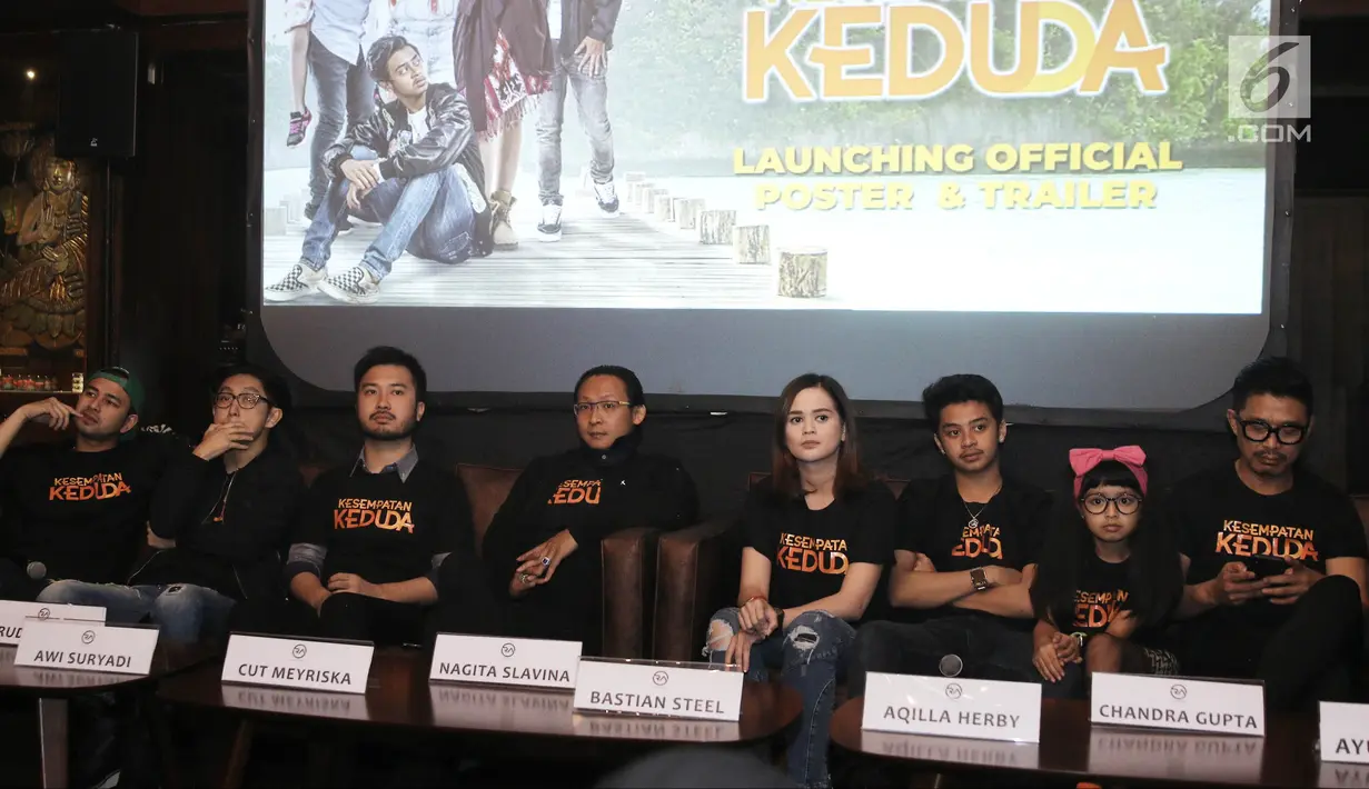 Aktor Raffi Ahmad bersama Cut Meyriska dan Bastian Stell saat peluncuran trailer dan poster film Kesempatan Keduda di Jakarta, Senin (10/9). Film Kesempatan Keduda akan dirilis pada 11 Oktober 2018. (Liputan6.com/Herman Zakharia)
