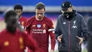 Pelatih Liverpool, Jurgen Klopp berbincang dengan Jordan Henderson saat pertandingan melawan Everton pada laga Premier League di Stadion Goodison Park, Minggu (21/6/2020). Laga Derbi Merseyside edisi ke-236 itu berakhir 0-0. (AP/Peter Powell)