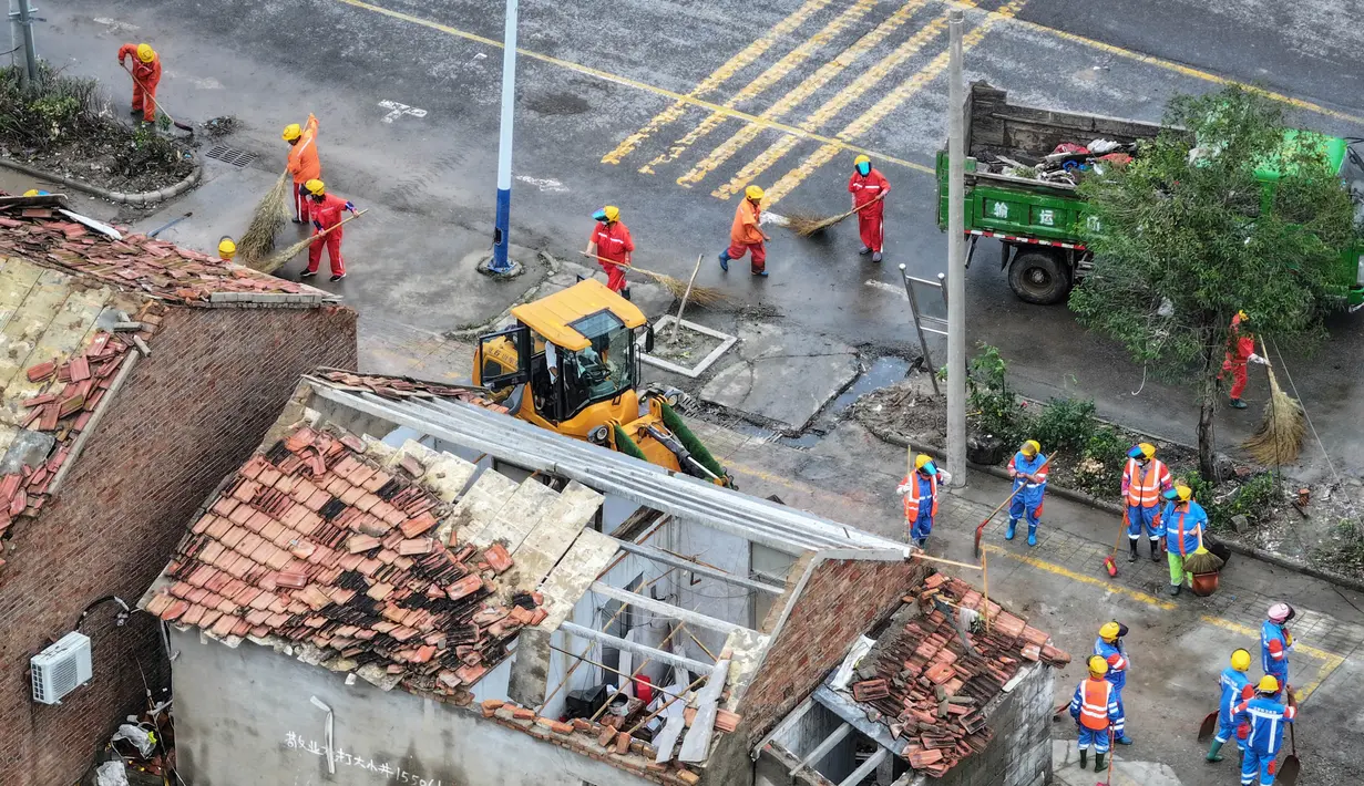 Para pekerja membersihkan puing-puing setelah tornado menghantam kota Suqian, di provinsi Jiangsu, China pada 20 September 2023. (AFP/China OUT)