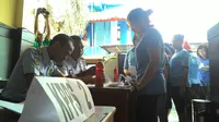 Seorang narapidana wanita menggunakan hak pilihnya di Rutan Medaeng, Surabaya, Jawa Timur. (Liputan6.com/Dian Kurniawan)