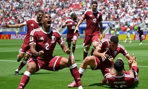 Para pemain Qatar merayakan gol ke gawang Swiss pada matchday pertama Grup B Piala Dunia 2026 di Levi's Stadium, Santa Clara, Minggu (14/6/2026) dini hari WIB. (AP Photo/Eakin Howard)