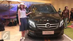 Seorang model berpose dekat Merci New V-Clas saat peluncuran di Jakarta, Rabu (30/3/2016). Mobil  asal Jerman tersebut dibandrol dengan harga Rp1,229 miliar (Liputan6.com/Angga Yuniar)