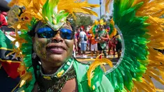 Seorang peserta mengenakan kostum saat berpartisipasi dalam Parade West Indian Day di distrik Brooklyn, New York, Senin (3/9). Komunitas Karibia di New York telah mengadakan perayaan tahunan Karnaval sejak tahun 1920. (AP Photo/Craig Ruttle)