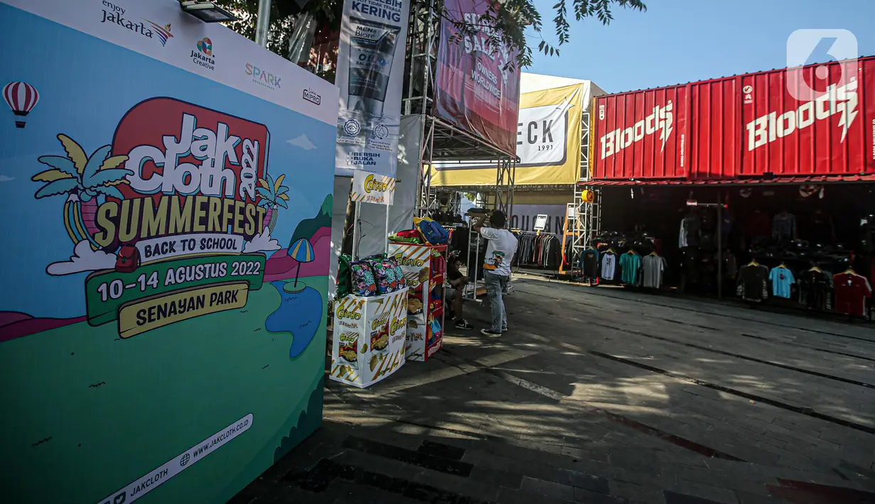 Suasana Jakcloth Summer Fest 2022 di Senayan Park, Jakarta, Jumat (12/8/2022). Acara yang akan berlangsung hingga 14 Agustus 2022 ini diikuti lebih dari 150 clothing brand lokal yang menjual pakaian, kaos, sepatu, tas dan lainnya dengan menawarkan harga diskon guna menarik minat masyarakat. (Liputan6.com/Faizal Fanani)