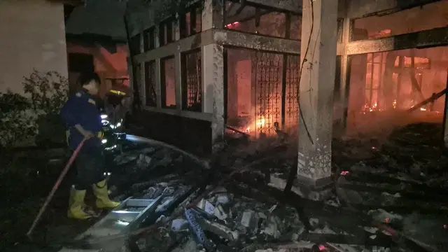 Saat Kebakaran Rumah Penyimpanan Kardus Buat Warga Depok Kompak Gotong Mobil