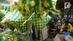 Pedagang menyiapkan barang dagangan anyaman ketupat hias di Pasar Asemka, Jakarta, Kamis (21/4/2021). Pedagang mengatakan pembeli ketupat hias ramadhan untuk hiasan parcel, dekorasi kantor dan lainnya sepi di tengah pandemi Covid-19. (merdeka.com/Imam Buhori)