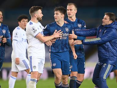 Gelandang Leeds United, Ezgjan Alioski (kiri), terlibat perselisihan dengan bek Arsenal, Kieran Tierney usai laga lanjutan Liga Inggris pekan ke-9 di Elland Road Stadium, Leeds, Minggu (22/11/2020). Leeds bermain imbang 0-0 dengan Arsenal. (AFP/Michael Regan/Pool)