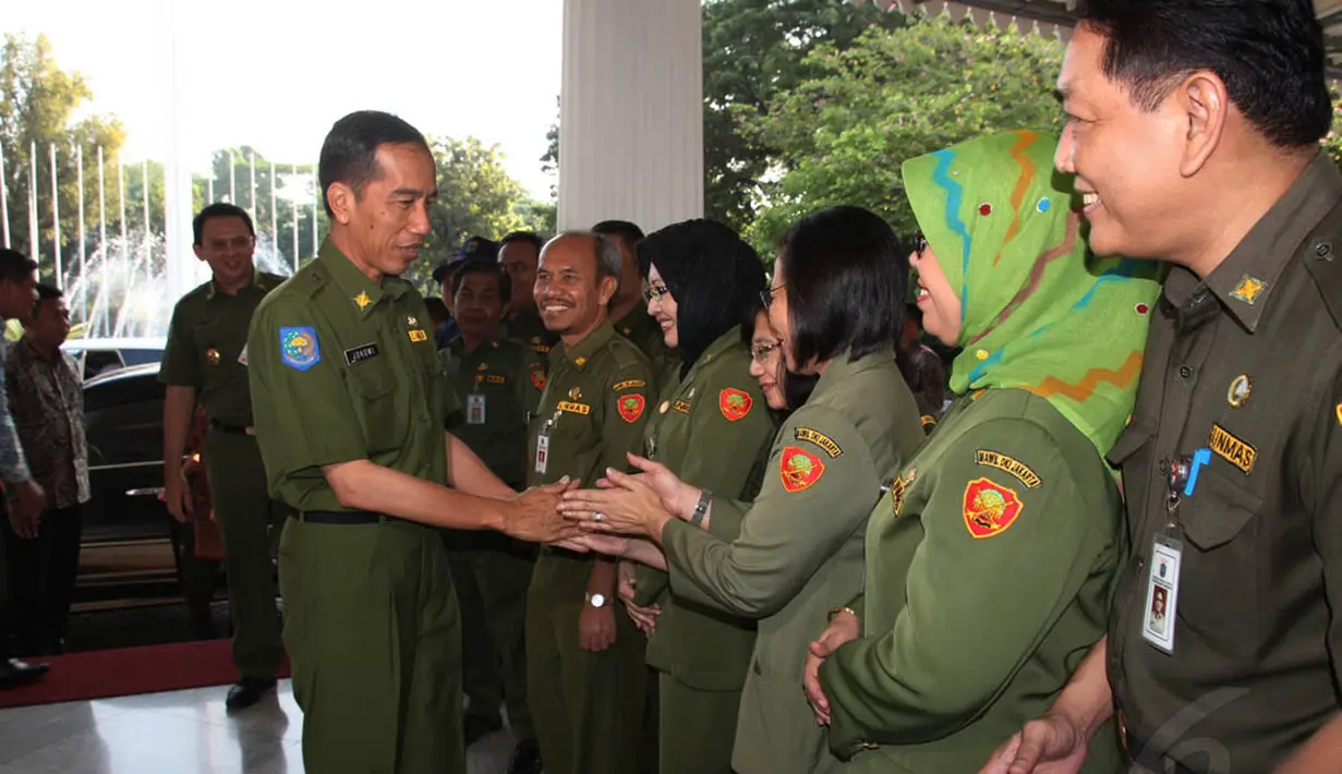 Gubernur DKI Jakarta Joko Widodo dan wakilnya Basuki Tjahaja Purnama menggelar halal bihalal di Balai Kota, Senin (4/8/14). (Liputan6.com/Herman Zakharia)