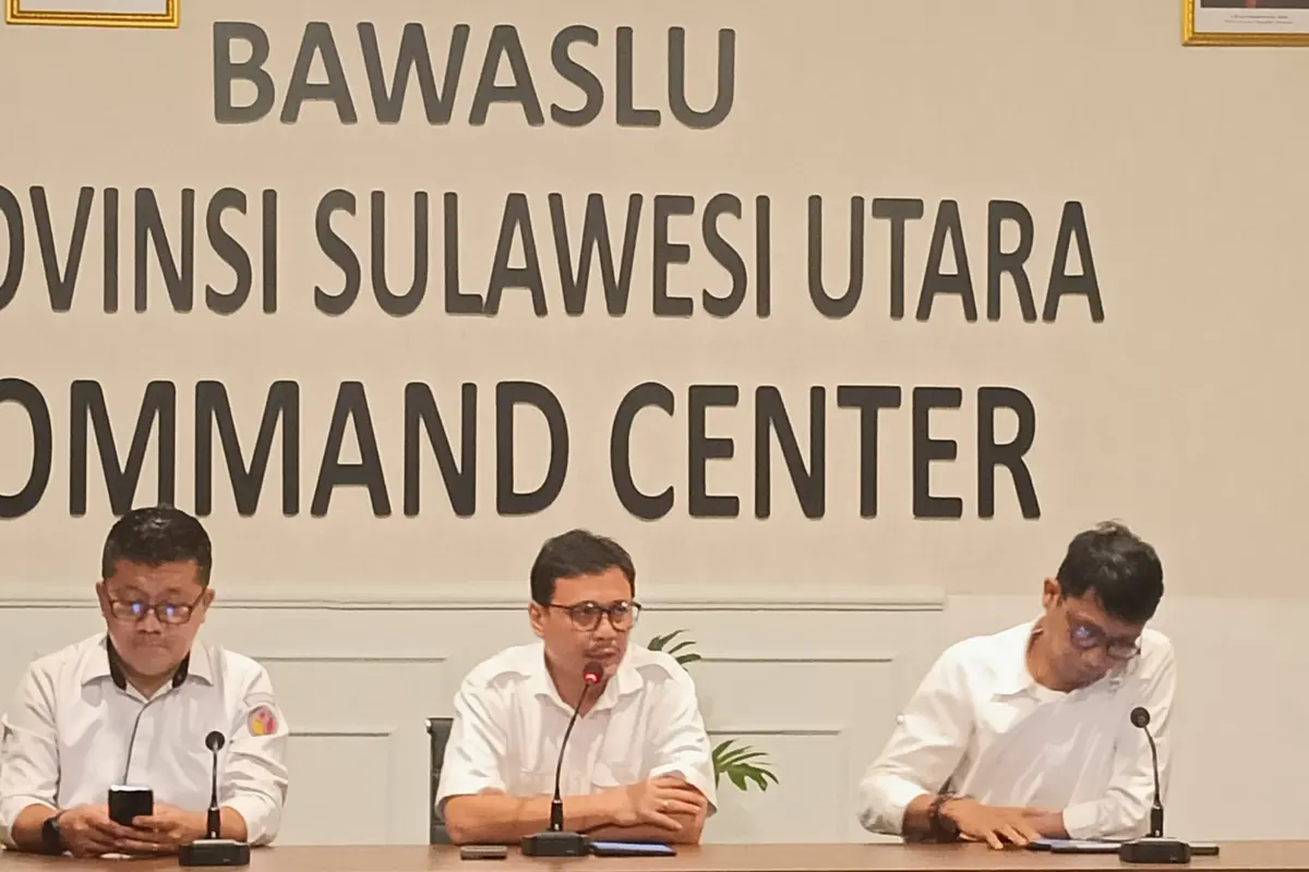 Ketua Bawaslu Sulut Ardiles Mewoh didampingi anggota Bawaslu Sulut Zulkifli Densi dan Steffen S Linu saat jumpa pers, Rabu (13/11/2024).