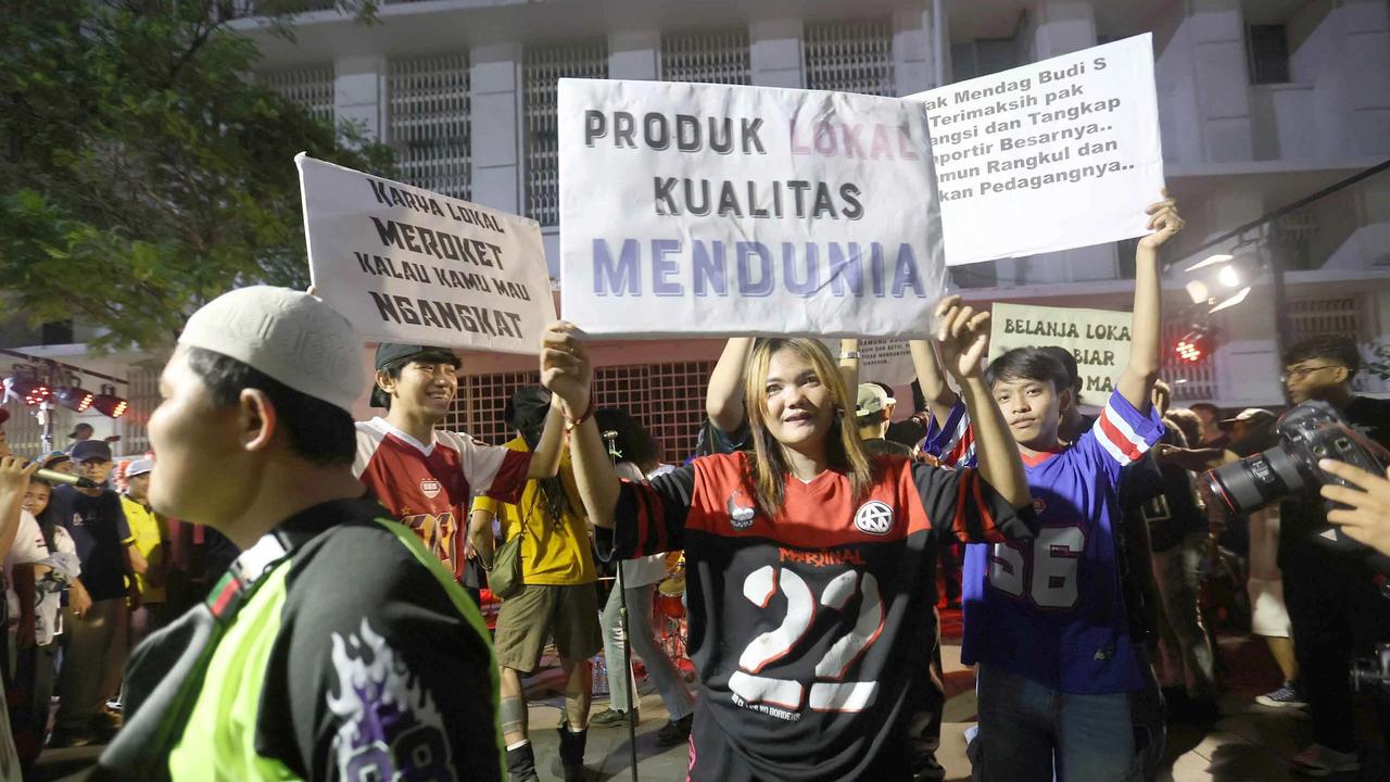 FOTO: Seniman dan Komunitas Rayakan Dukungan bagi UMKM Konveksi Lokal