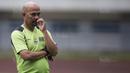2. Caretaker Persib, Herrie Setiawan, asyik memainkan kumis saat mengamati anak asuhnya berlatih. (Bola.com/Vitalis Yogi Trisna)