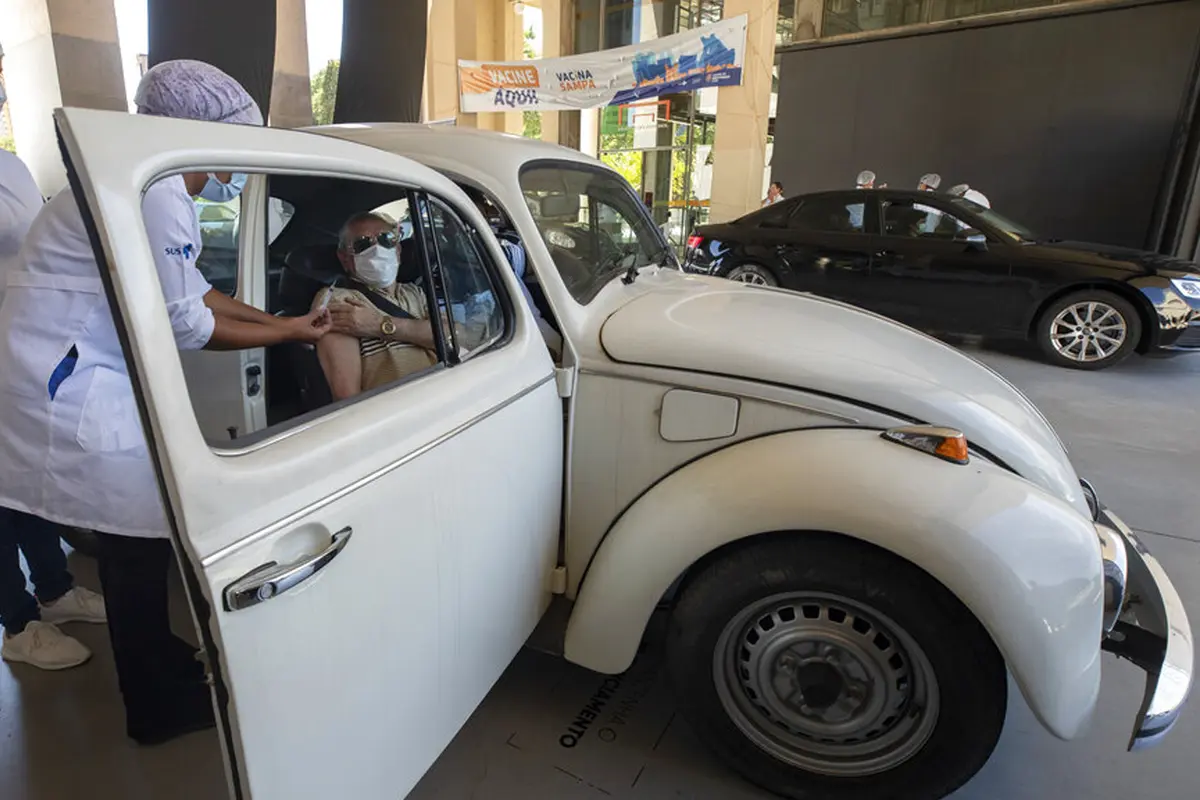 FOTO: Lansia Brasil Jalani Vaksinasi COVID-19 Secara Drive-Thru