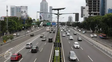 Kendaraan melintasi Jalan Gatot Subroto, Jakarta, Senin (12/12). Hari libur memperingati Maulid Nabi Muhammad SAW membuat kondisi lalu lintas di Ibu Kota relatif lengang dibanding hari biasa. (Liputan6.com/Immanuel Antonius)