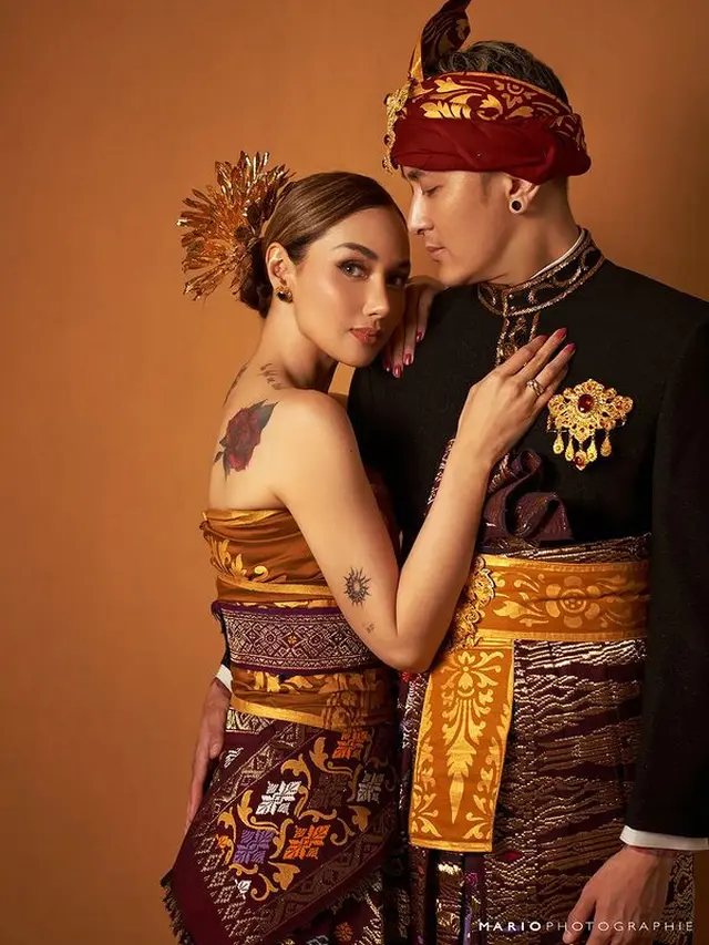 8 Potret Mesra Nan Nostalgia Demian Aditya dan Sara Wijayanto Berbalut Busana Klasik hingga Pakaian Daerah