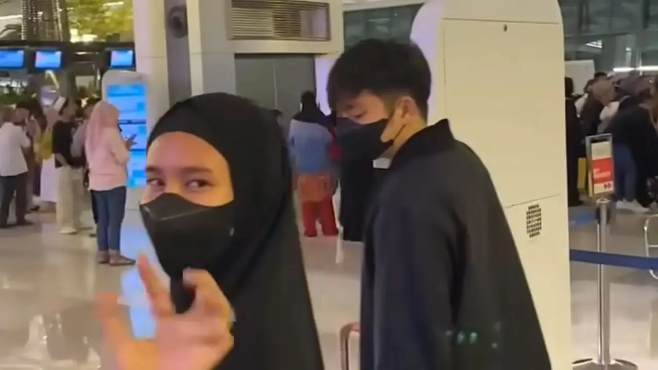Tampilan Shenina Cinnamon Saat Umroh, Serba Hitam dan Tanpa Makeup dengan Angga Yunanda