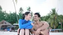Tyas Mirasih memperlihatkan kemesraan saat berada di pinggir pantai bersama Tengku Tezi. Keduanya saling bertatap mata penuh cinta. (Foto: Instagram/@tyasmirasih)