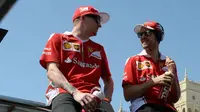 Pebalap Ferrari, Sebastian Vettel (kanan), membela rekan setimnya, Kimi Raikkonen, yang terlibat insiden dengan Max Verstappen di GP Hungaria. (Bola.com/Twitter/sebvettelnews)