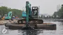 Petugas mengoperasikan eskavator untuk mengeruk lumpur di Kali Sunter Podomoro, Jakarta, Jumat (4/12). Normalisasi sejumlah sungai Vital, seperti kali Ciliwung, serta anak kali hingga ke muara Jakarta untuk mencegah banjir. (Liputan6.com/Gempur M Surya)