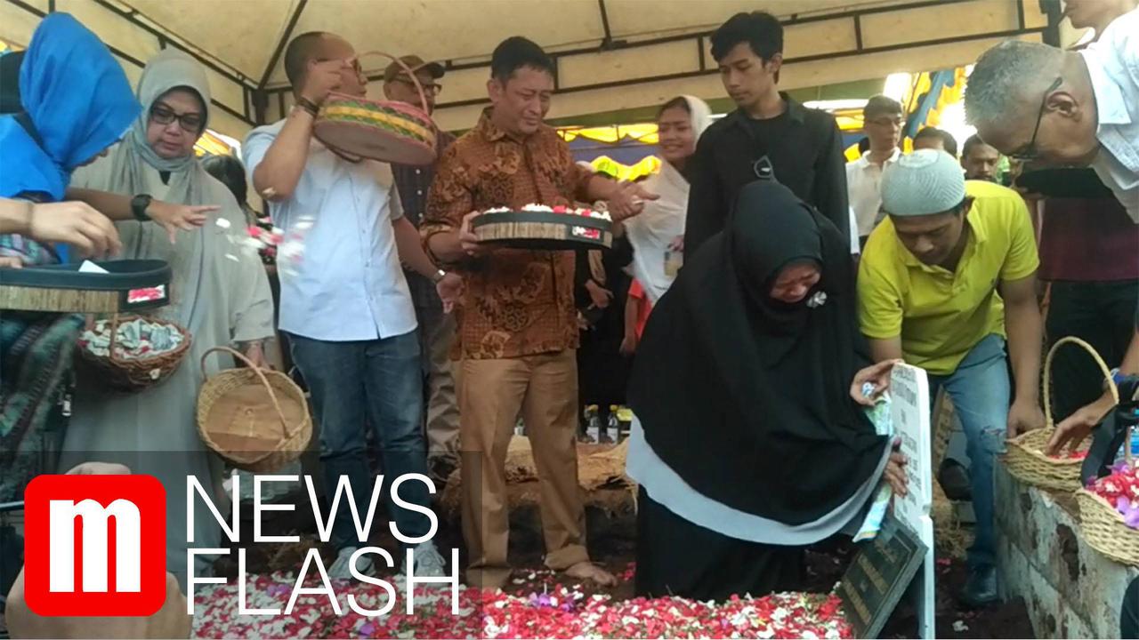 VIDEO: Jenazah Edi Chandra & Dana Dimakamkan Satu Liang Kubur di TPU Jeruk Purut