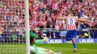 Alexander Sorloth, penyerang Atletico Madrid, merayakan gol keduanya ke gawang Real Madrid yang dijaga Thibaut Courtois dalam laga La Liga di Stadion Metropolitano - AP Photo/Manu Fernandez