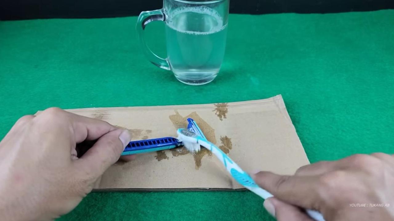 <b>Gunakan Sikat Gigi Bekas</b>