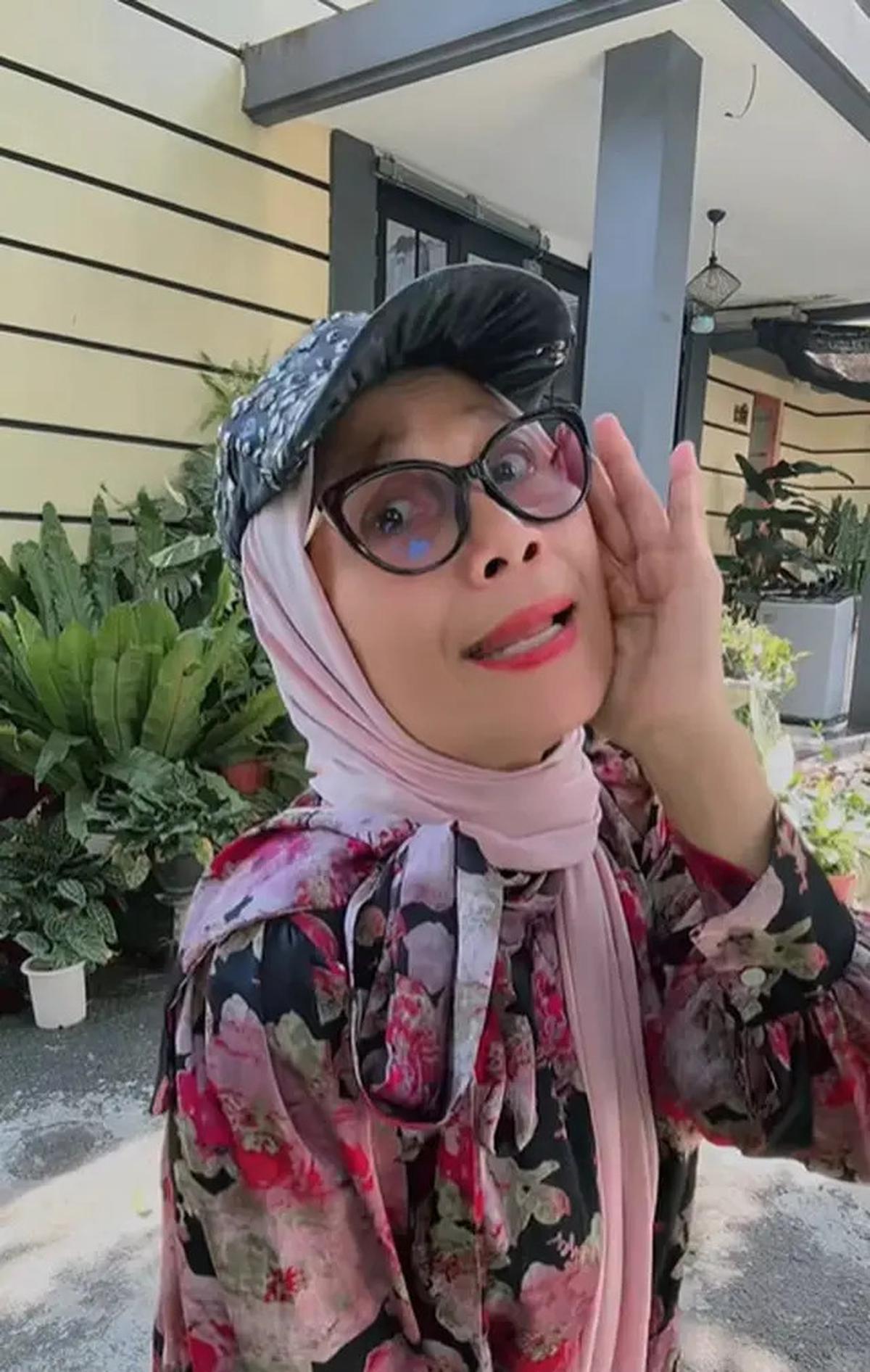7 Potret Teras Rumah Nursyah Ibunda Indah Permatasari, Asri dengan Nuansa Hijau