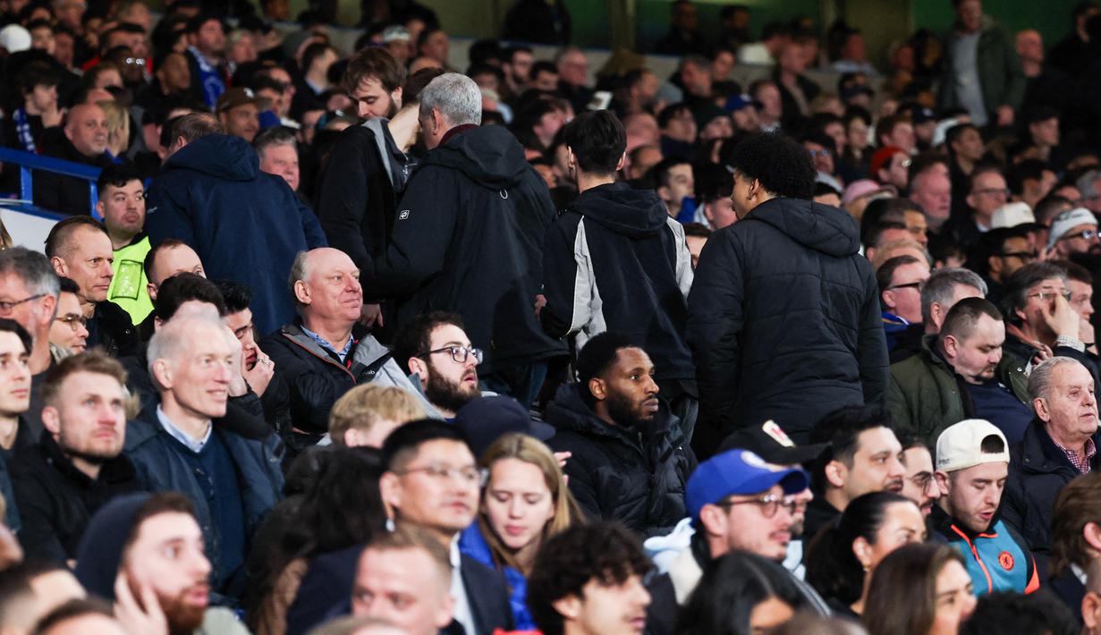 Momen itu terjadi tak lama setelah gol ketiga PSG pada menit ke-62. Kekecewaan fans terlihat jelas, bahkan ketika pertandingan masih menyisakan waktu cukup panjang. (AFP/Franck Fife)