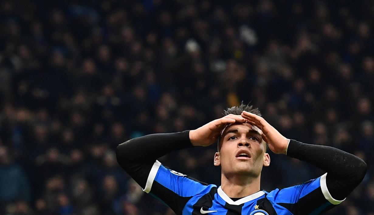 Striker Inter Milan, Lautaro Martinez, tampak kecewa gagal membobol gawang Barcelona pada laga Liga Champions di Stadion San Siro, Milan, Selasa (10/12). Inter kalah 1-2 dari Barcelona. (AFP/Miguel Medina)