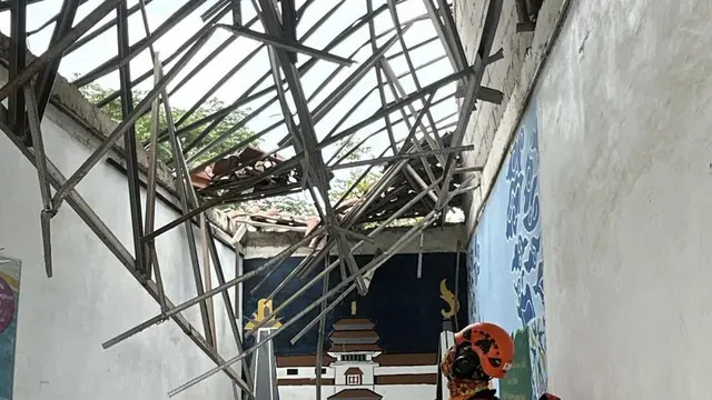 Atap gedung SMKN 1 Cileungsi, Kecamatan Cileungsi, Kabupaten Bogor, ambruk.