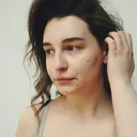 Dengan perawatan yang tepat, Sahabat Fimela bisa lho mengempiskan jerawat tanpa meninggalkan bekas hitam. [pexells/polina tankilevitch].