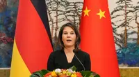 Menteri Luar Negeri Jerman Annalena Baerbock saat menghadiri konferensi pers bersama Menteri Luar Negeri China Qin Gang di Diaoyutai State Guesthouse, Beijing, China, Jumat (14/4/2023). (Dok. AFP)