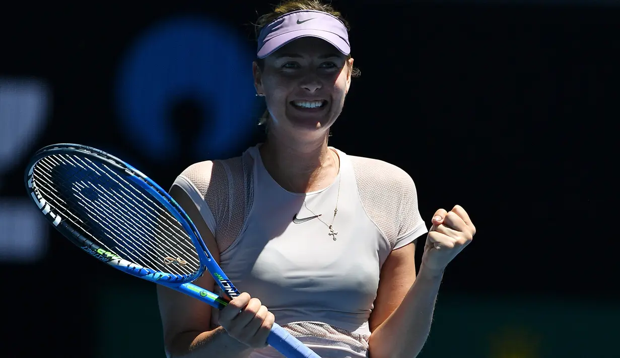 Ekspresi petenis asal Rusia, Maria Sharapova saat menang atas peteis Jerman, Tatjana Maria pada putaran pertama Australia Tebuka di Melbourne, (16/1/2018). (AFP/Greg Wood)