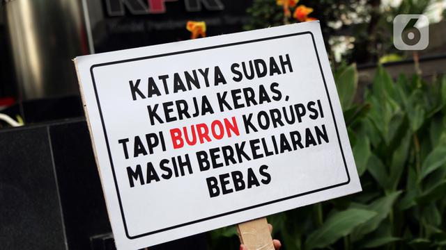 FOTO: Aksi 900 Hari Kaburnya Harun Masiku di Depan Gedung KPK