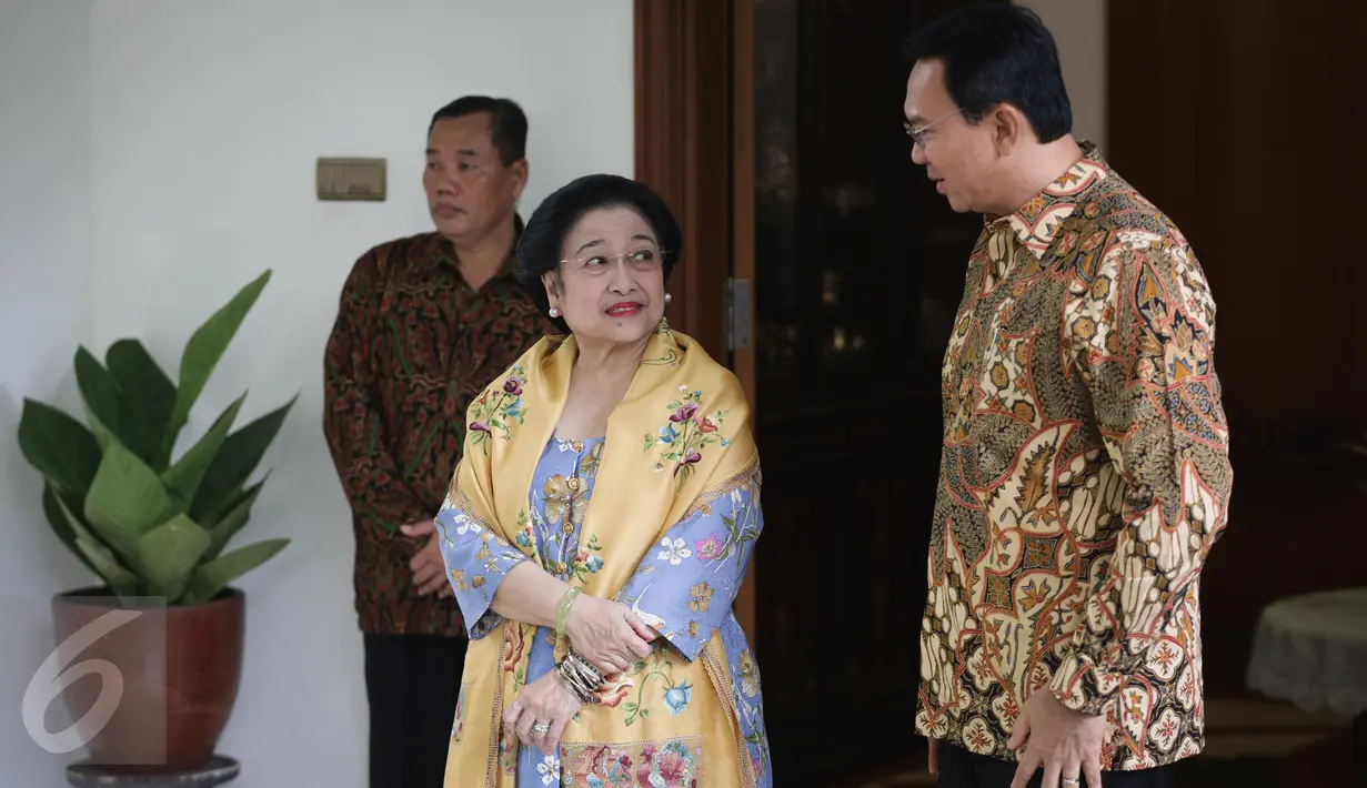 Presiden RI ke lima Megawati Soekarnoputri berbincang dengan Cagub DKI Jakarta Basuki T Purnama saat menunggu kedatangan Presiden Afrika Selatan Jacob Zuma di kediamaan Megawati, Jakarta, Rabu (8/3). (Liputan6.com/Faizal Fanani)
