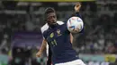 Ousmane Dembele. Sayap kanan Timnas Prancis berusia 25 tahun yang telah membela Barcelona sejak awal musim 2017/2018 ini selalu tampil dalam 4 laga Les Bleus di Piala Dunia 2022. Tiga kali menjadi starter, ia hanya sekali dimainkan sebagai pemain pengganti saat kalah 0-1 dari Tunisia pada matchday terakhir fase grup. Dua assist berhasil disumbangkannya, yaitu masing-masing pada matchday pertama saat menang 4-1 atas Australia dan saat menang 3-1 atas Polandia di babak 16 besar. (AP/Moises Castillo)